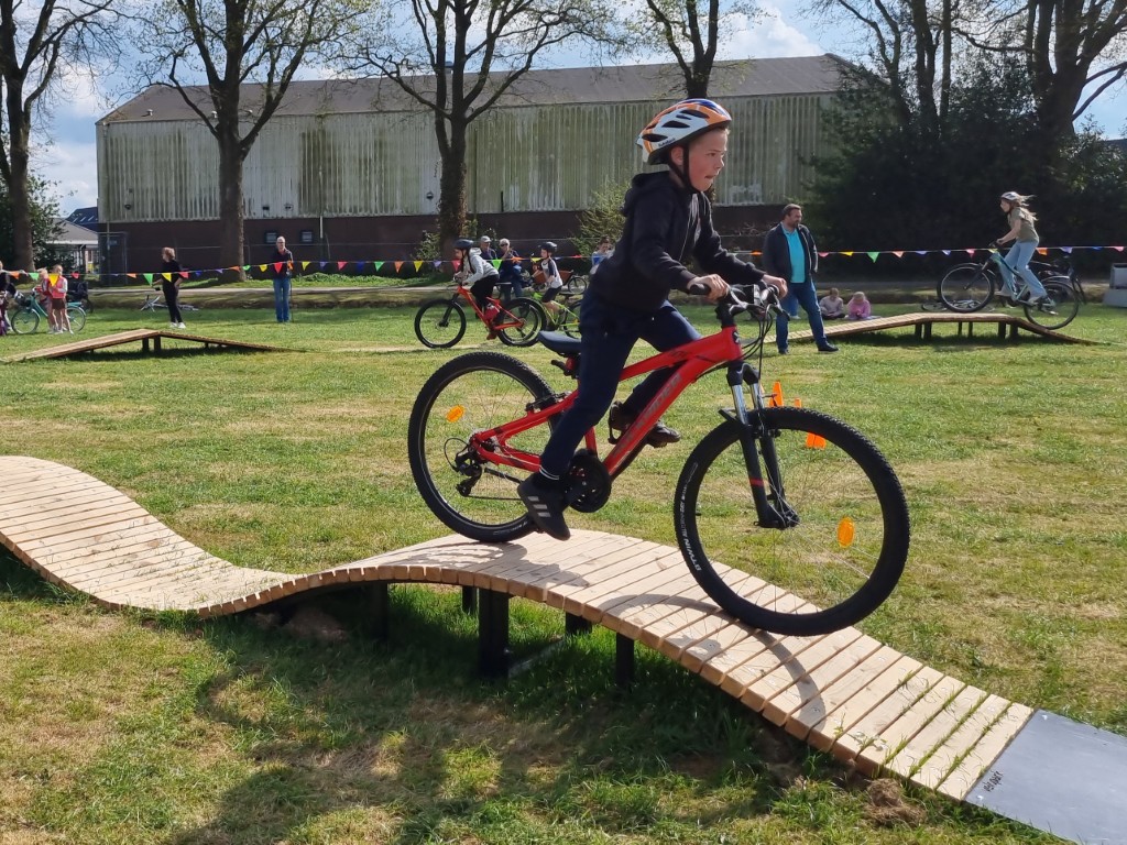Velopark Bike Playground, pumptrack, fietsparcours elementen, beweegroute door park of stad, sporten en bewegen, bmx en mountainbike parcours