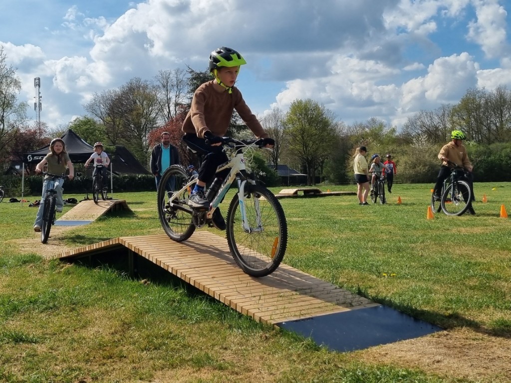 Velopark Bike Playground, pumptrack, fietsparcours elementen, beweegroute door park of stad, sporten en bewegen, bmx en mountainbike parcours