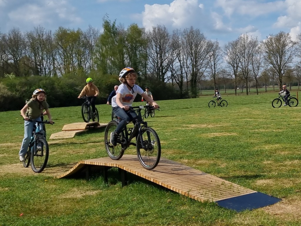 Velopark Bike Playground, pumptrack, fietsparcours elementen, beweegroute door park of stad, sporten en bewegen, bmx en mountainbike parcours