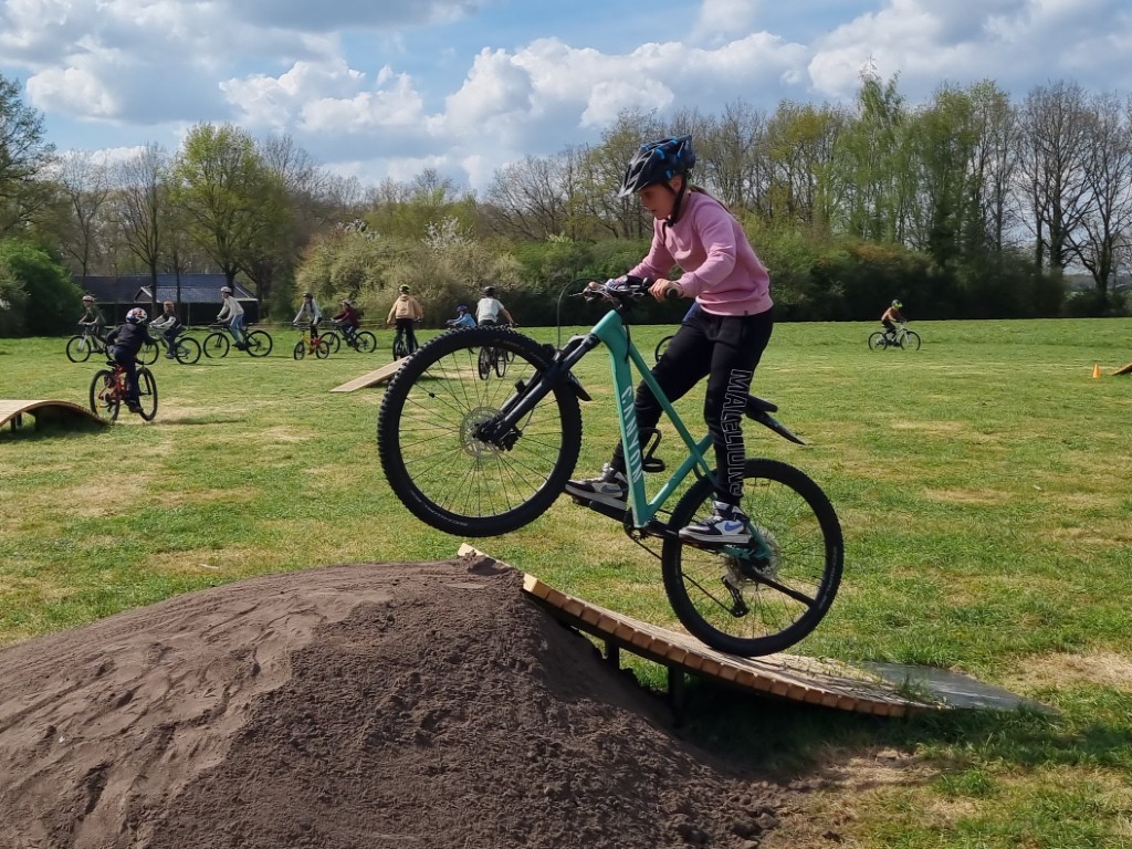 Velopark Bike Playground, pumptrack, fietsparcours elementen, beweegroute door park of stad, sporten en bewegen, bmx en mountainbike parcours