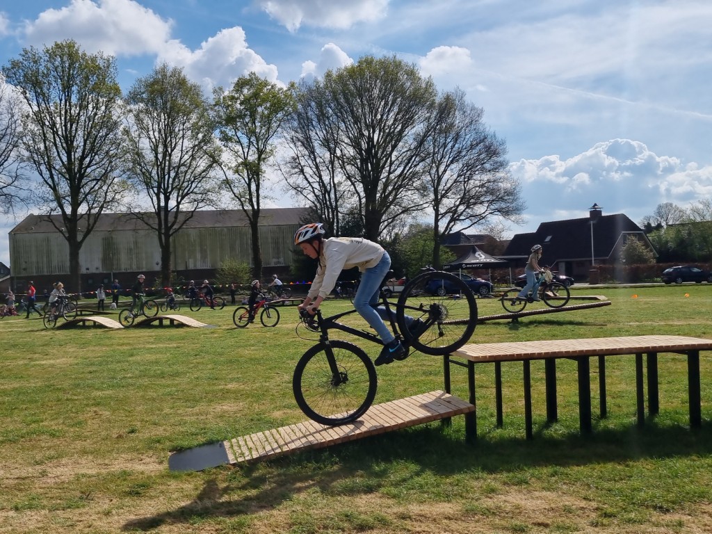 Velopark Bike Playground, pumptrack, fietsparcours elementen, beweegroute door park of stad, sporten en bewegen, bmx en mountainbike parcours