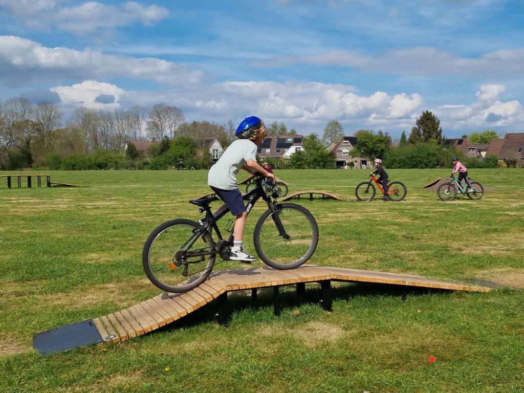Velopark Bike Playground, pumptrack, fietsparcours elementen, beweegroute door park of stad, sporten en bewegen, bmx en mountainbike parcours