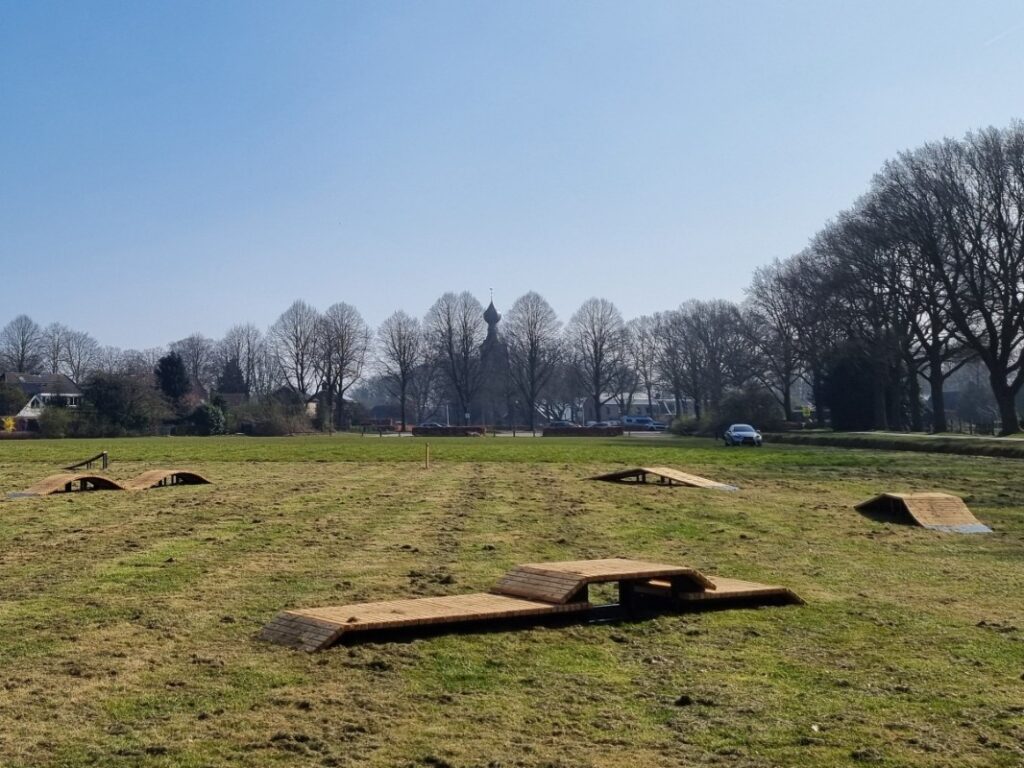 Velopark Bike Playground, pumptrack, fietsparcours elementen, beweegroute door park of stad, sporten en bewegen, bmx en mountainbike parcours