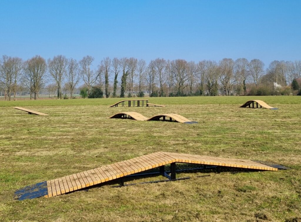 Velopark Bike Playground, pumptrack, fietsparcours elementen, beweegroute door park of stad, sporten en bewegen, bmx en mountainbike parcours