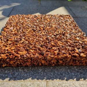 Natuurlijke stapstenen van perzikpit of kurk, natuurlijke materialen, biobased, recycling wijnkurk, waterdoorlatend, daktuin, buitenwerkplek, binnentuin, koel in de zomer