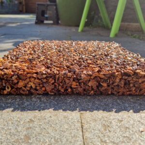 Natuurlijke stapstenen van perzikpit of kurk, natuurlijke materialen, biobased, recycling wijnkurk, waterdoorlatend, daktuin, buitenwerkplek, binnentuin, koel in de zomer