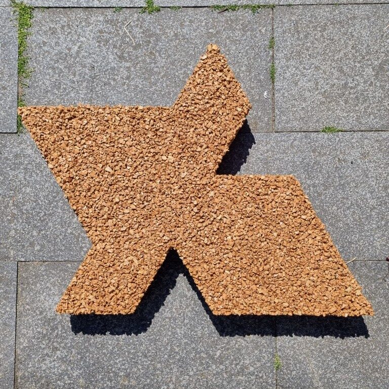 Natuurlijke stapstenen van perzikpit of kurk, natuurlijke materialen, biobased, recycling wijnkurk, waterdoorlatend, daktuin, buitenwerkplek, binnentuin, koel in de zomer