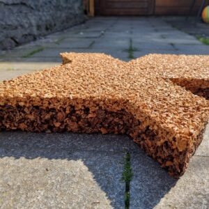 Natuurlijke stapstenen van perzikpit of kurk, natuurlijke materialen, biobased, recycling wijnkurk, waterdoorlatend, daktuin, buitenwerkplek, binnentuin, koel in de zomer