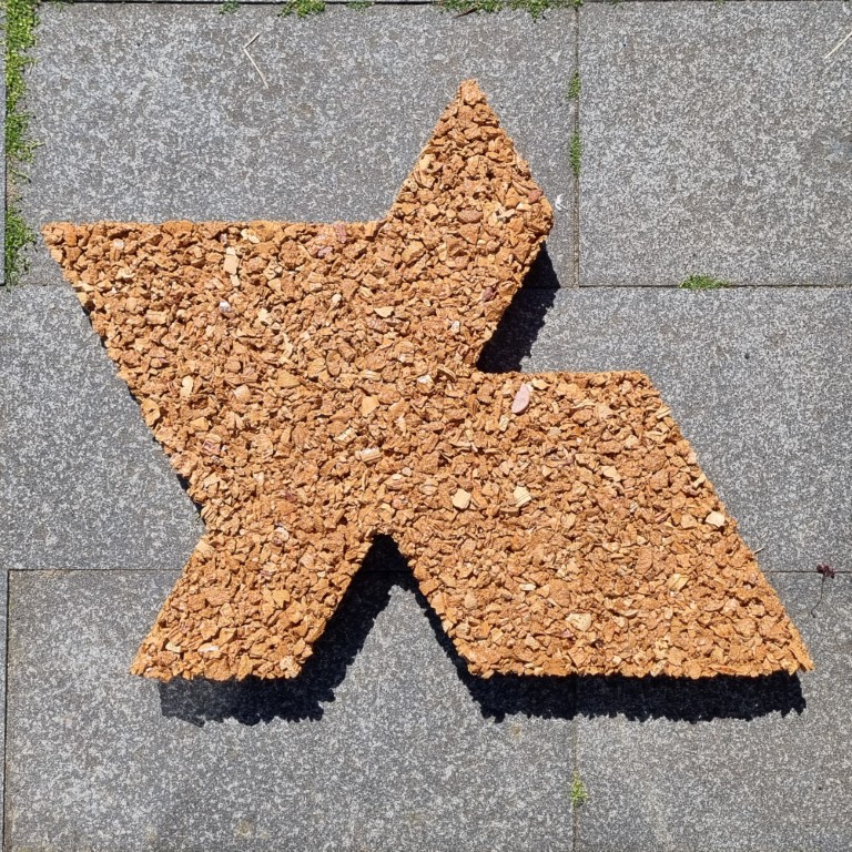 Natuurlijke stapstenen van perzikpit of kurk, natuurlijke materialen, biobased, recycling wijnkurk, waterdoorlatend, daktuin, buitenwerkplek, binnentuin, koel in de zomer