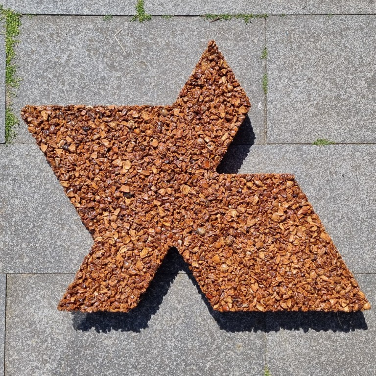 Natuurlijke stapstenen van perzikpit of kurk, natuurlijke materialen, biobased, recycling wijnkurk, waterdoorlatend, daktuin, buitenwerkplek, binnentuin, koel in de zomer