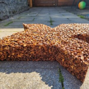 Natuurlijke stapstenen van perzikpit of kurk, natuurlijke materialen, biobased, recycling wijnkurk, waterdoorlatend, daktuin, buitenwerkplek, binnentuin, koel in de zomer