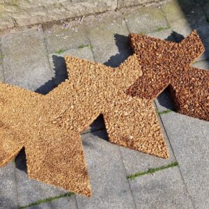 Natuurlijke stapstenen van perzikpit of kurk, natuurlijke materialen, biobased, recycling wijnkurk, waterdoorlatend, daktuin, buitenwerkplek, binnentuin, koel in de zomer
