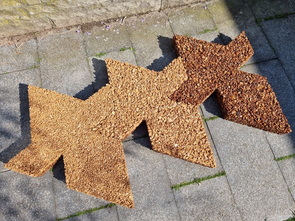 Natuurlijke stapstenen van perzikpit of kurk, natuurlijke materialen, biobased, recycling wijnkurk, waterdoorlatend, daktuin, buitenwerkplek, binnentuin, koel in de zomer