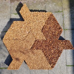 Natuurlijke stapstenen van perzikpit of kurk, natuurlijke materialen, biobased, recycling wijnkurk, waterdoorlatend, daktuin, buitenwerkplek, binnentuin, koel in de zomer