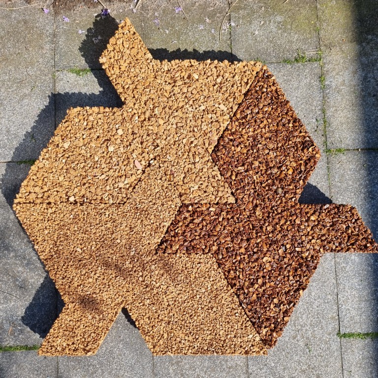 Natuurlijke stapstenen van perzikpit of kurk, natuurlijke materialen, biobased, recycling wijnkurk, waterdoorlatend, daktuin, buitenwerkplek, binnentuin, koel in de zomer