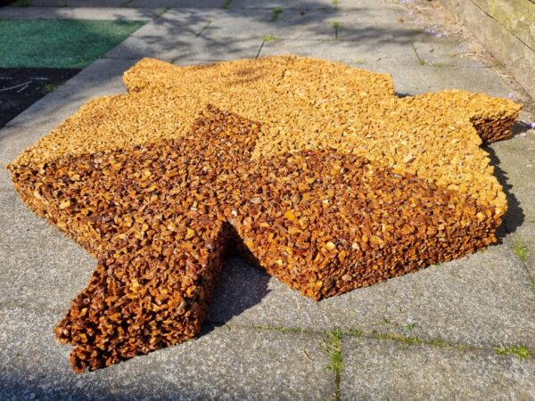 Natuurlijke stapstenen van perzikpit of kurk, natuurlijke materialen, biobased, recycling wijnkurk, waterdoorlatend, daktuin, buitenwerkplek, binnentuin, koel in de zomer