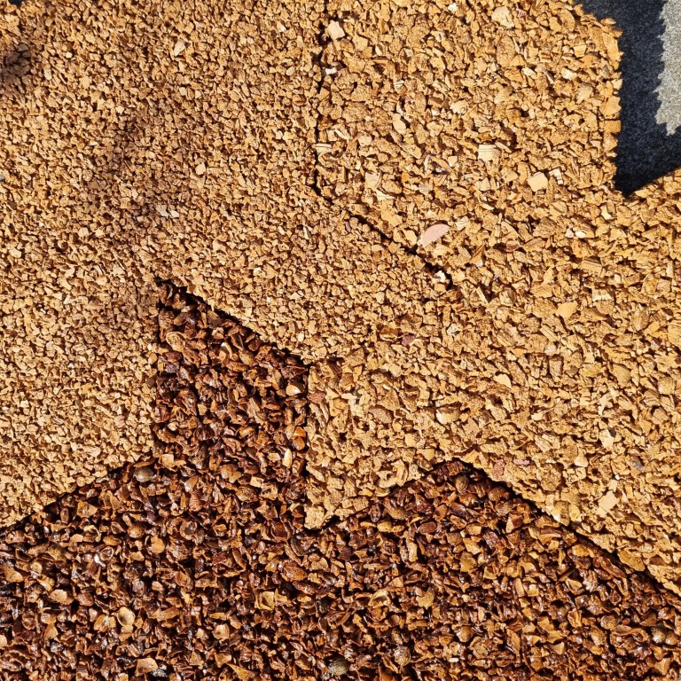 Natuurlijke stapstenen van perzikpit of kurk, natuurlijke materialen, biobased, recycling wijnkurk, waterdoorlatend, daktuin, buitenwerkplek, binnentuin, koel in de zomer