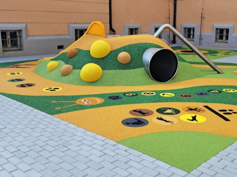 Rubbervloer, EPDM rubber, naadloos, waterdoorlatend, valdempend, HIC waarde, speelwaarde, circulair, eigen kleurmix, onderhoudsvriendelijk