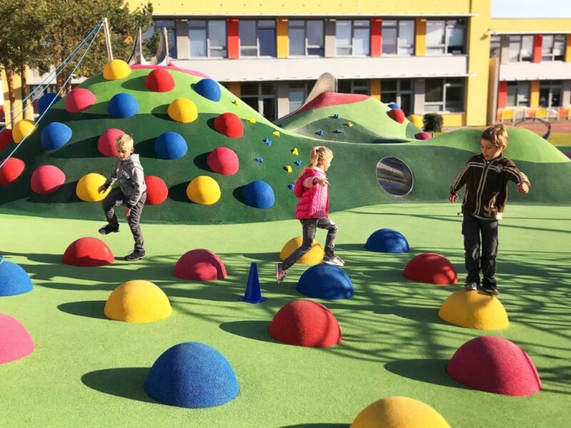 Rubbervloer, EPDM rubber, naadloos, waterdoorlatend, valdempend, HIC waarde, speelwaarde, circulair, eigen kleurmix, onderhoudsvriendelijk
