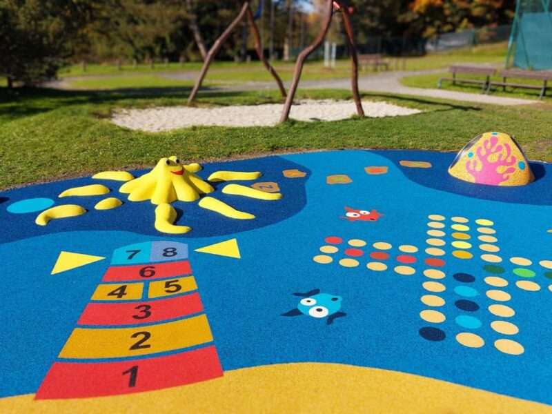 Rubbervloer, EPDM rubber, naadloos, waterdoorlatend, valdempend, HIC waarde, speelwaarde, circulair, eigen kleurmix, onderhoudsvriendelijk