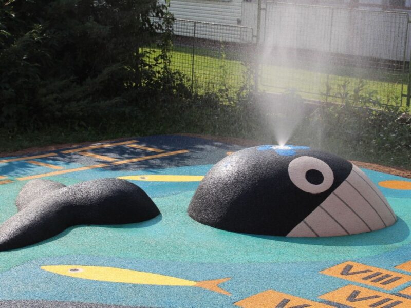 Rubbervloer, EPDM rubber, naadloos, waterdoorlatend, valdempend, HIC waarde, speelwaarde, circulair, eigen kleurmix, onderhoudsvriendelijk