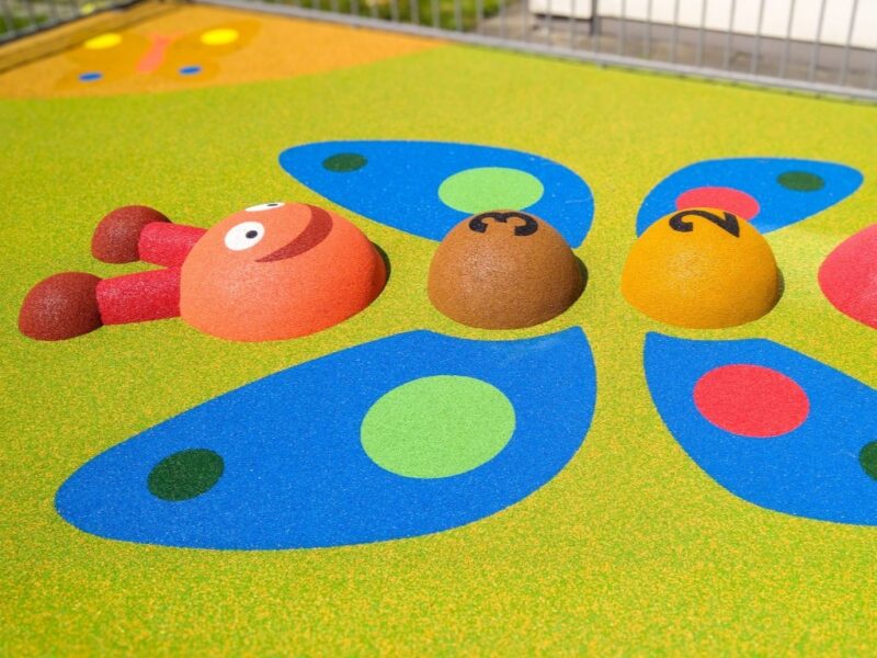 Rubbervloer, EPDM rubber, naadloos, waterdoorlatend, valdempend, HIC waarde, speelwaarde, circulair, eigen kleurmix, onderhoudsvriendelijk