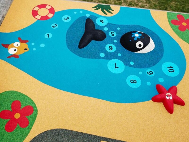 Rubbervloer, EPDM rubber, naadloos, waterdoorlatend, valdempend, HIC waarde, speelwaarde, circulair, eigen kleurmix, onderhoudsvriendelijk