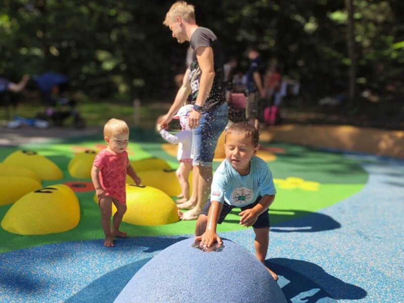 Rubbervloer, EPDM rubber, naadloos, waterdoorlatend, valdempend, HIC waarde, speelwaarde, circulair, eigen kleurmix, onderhoudsvriendelijk