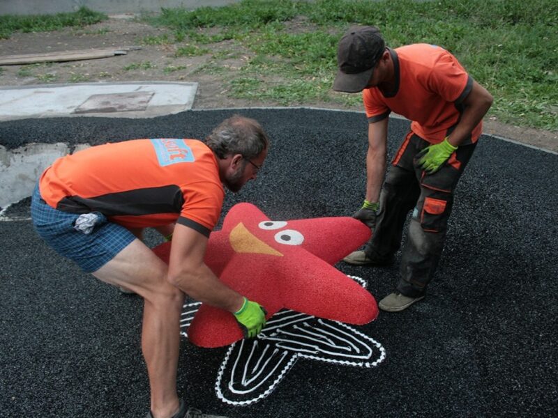 Rubbervloer, EPDM rubber, naadloos, waterdoorlatend, valdempend, HIC waarde, speelwaarde, circulair, eigen kleurmix, onderhoudsvriendelijk