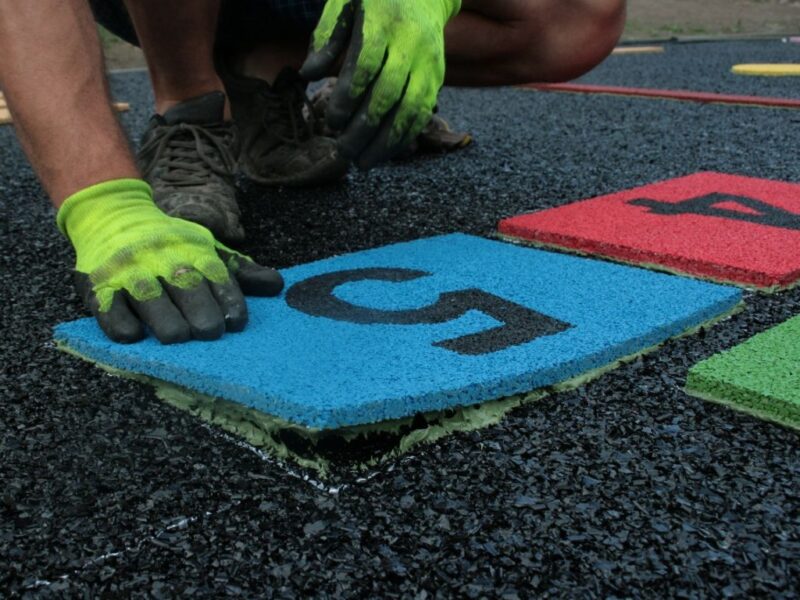 Rubbervloer, EPDM rubber, naadloos, waterdoorlatend, valdempend, HIC waarde, speelwaarde, circulair, eigen kleurmix, onderhoudsvriendelijk