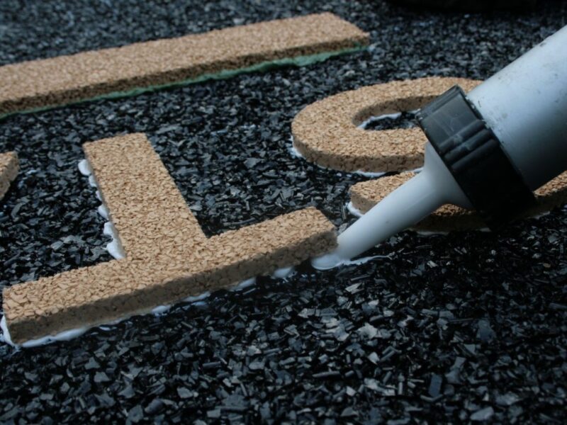 Rubbervloer, EPDM rubber, naadloos, waterdoorlatend, valdempend, HIC waarde, speelwaarde, circulair, eigen kleurmix, onderhoudsvriendelijk