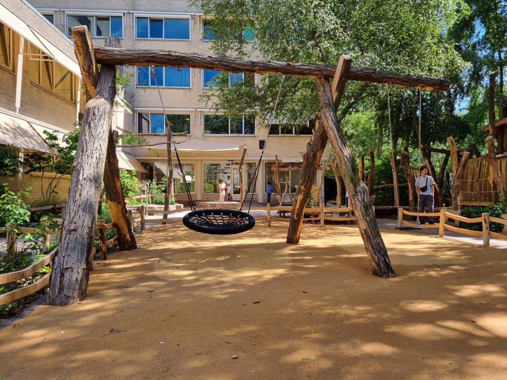 Kurkvloer, koel in de zomer, waterdoorlatend, CO2 negatief, recycling wijnkurk, biobased, circulair, daktuin, buitenwerkplek, zwembad, Corkeen