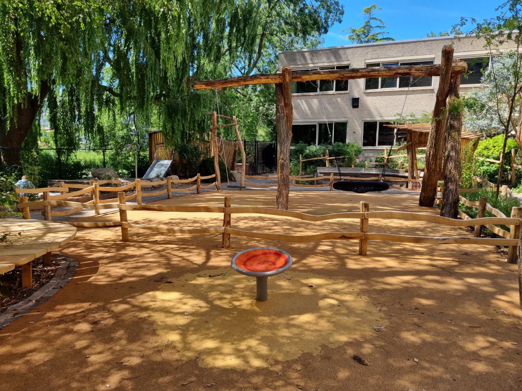 Kurkvloer, koel in de zomer, waterdoorlatend, CO2 negatief, recycling wijnkurk, biobased, circulair, daktuin, buitenwerkplek, zwembad, Corkeen