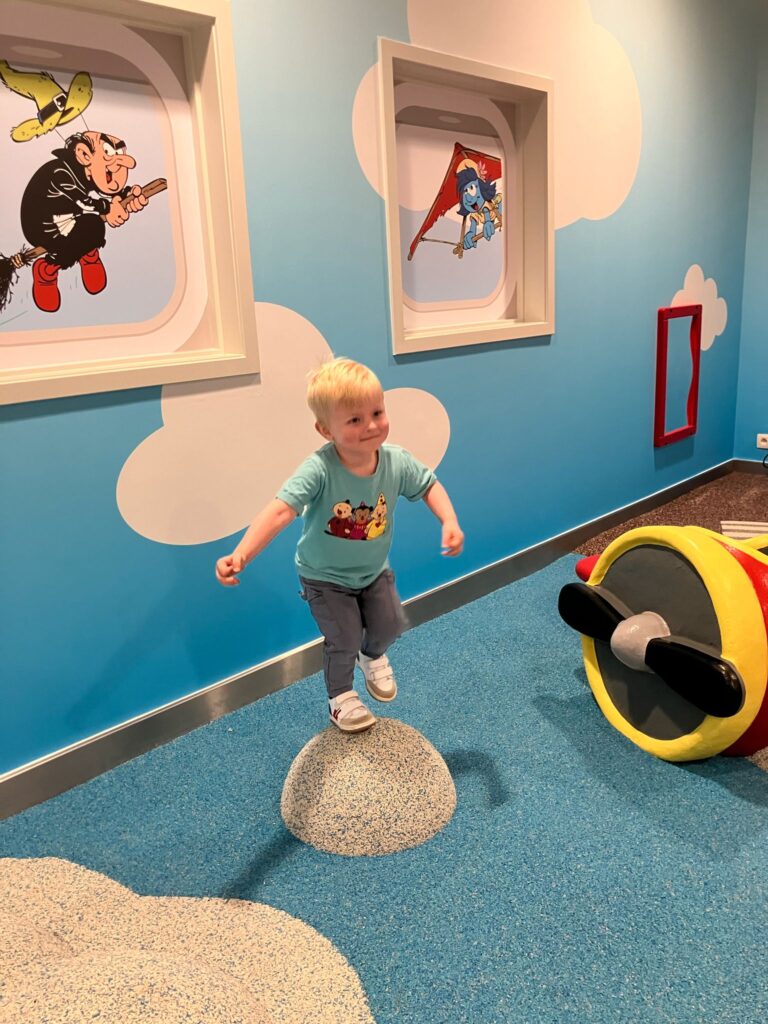 Indoor speeltuin, Brussels Airport, vliegveld, Rodeco, rubbervloer, Bfl-S1, binnenspeeltuin, smurfen