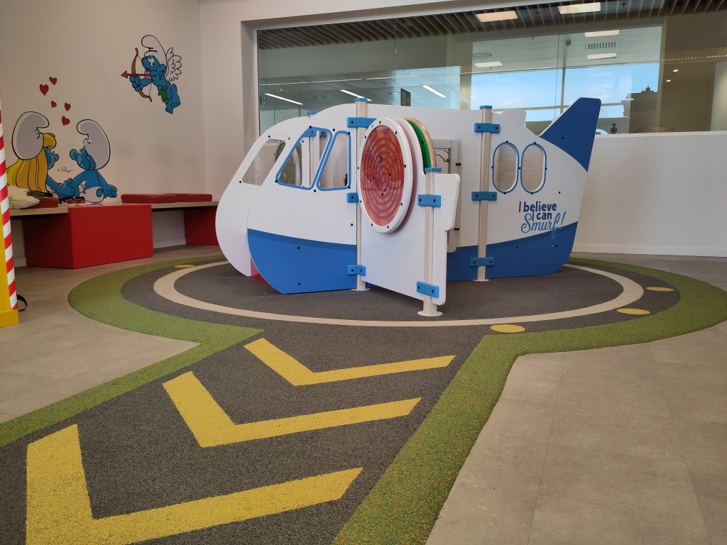 Indoor speeltuin, Brussels Airport, vliegveld, Rodeco, rubbervloer, Bfl-S1, binnenspeeltuin, smurfen