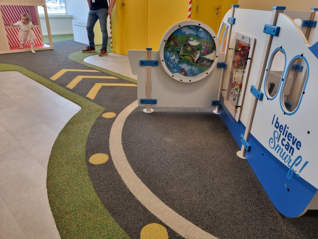 Indoor speeltuin, Brussels Airport, vliegveld, Rodeco, rubbervloer, Bfl-S1, binnenspeeltuin, smurfen