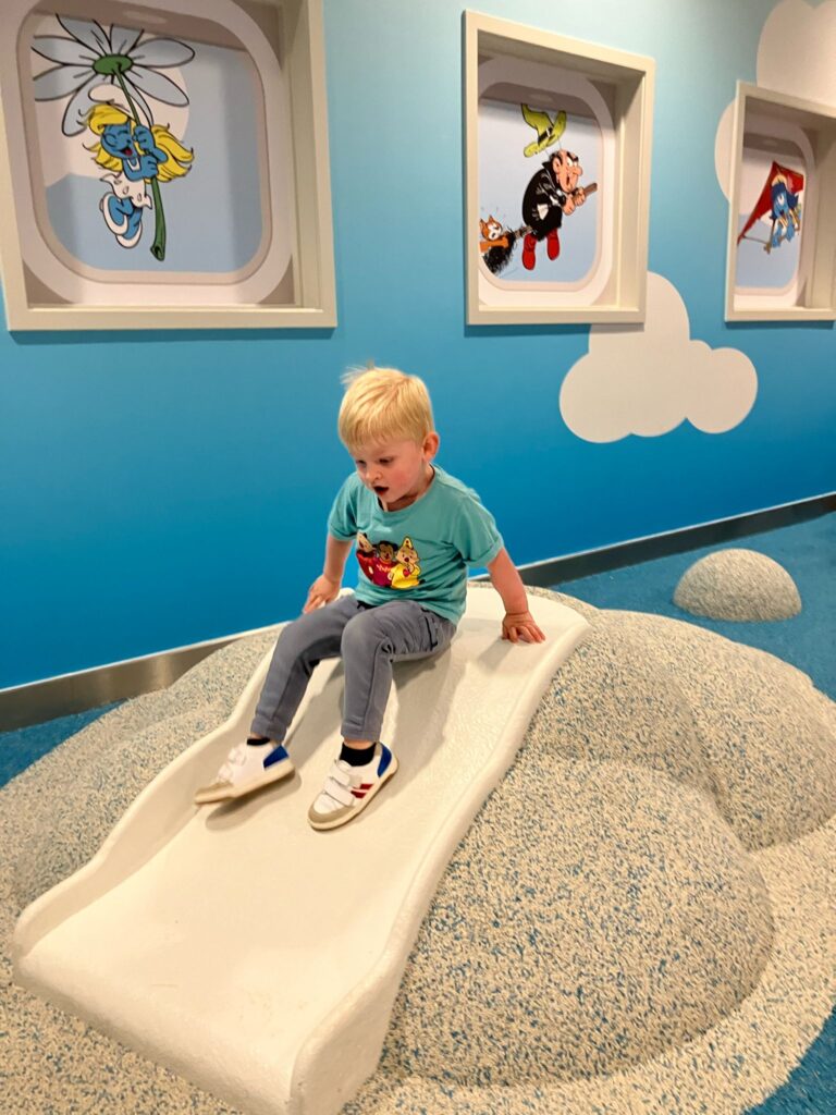 Indoor speeltuin, Brussels Airport, vliegveld, Rodeco, rubbervloer, Bfl-S1, binnenspeeltuin, smurfen