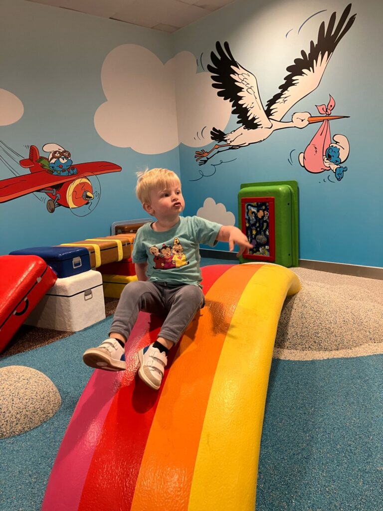 Indoor speeltuin, Brussels Airport, vliegveld, Rodeco, rubbervloer, Bfl-S1, binnenspeeltuin, smurfen