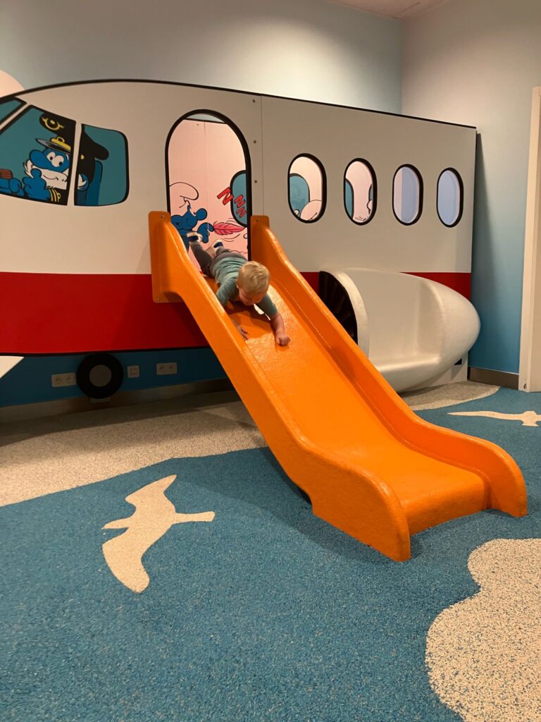 Indoor speeltuin, Brussels Airport, vliegveld, Rodeco, rubbervloer, Bfl-S1, binnenspeeltuin, smurfen