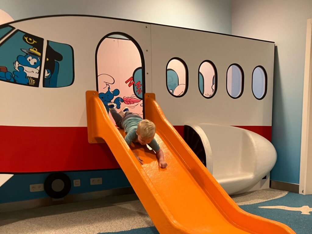 Indoor speeltuin, Brussels Airport, vliegveld, Rodeco, rubbervloer, Bfl-S1, binnenspeeltuin, smurfen