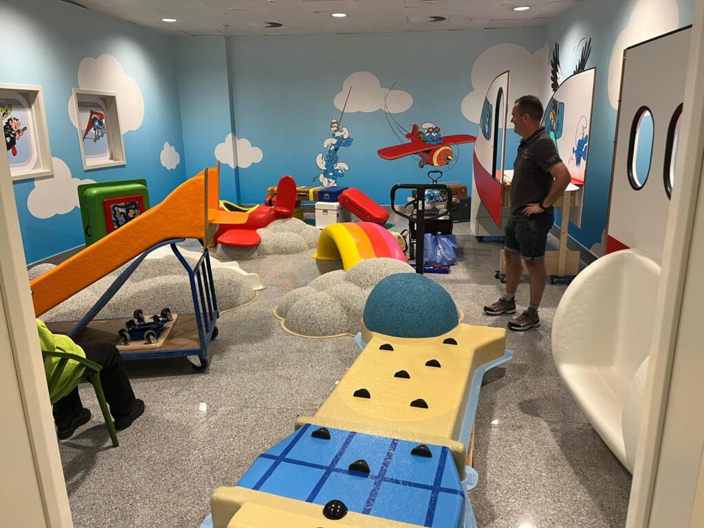 Indoor speeltuin, Brussels Airport, vliegveld, Rodeco, rubbervloer, Bfl-S1, binnenspeeltuin, smurfen