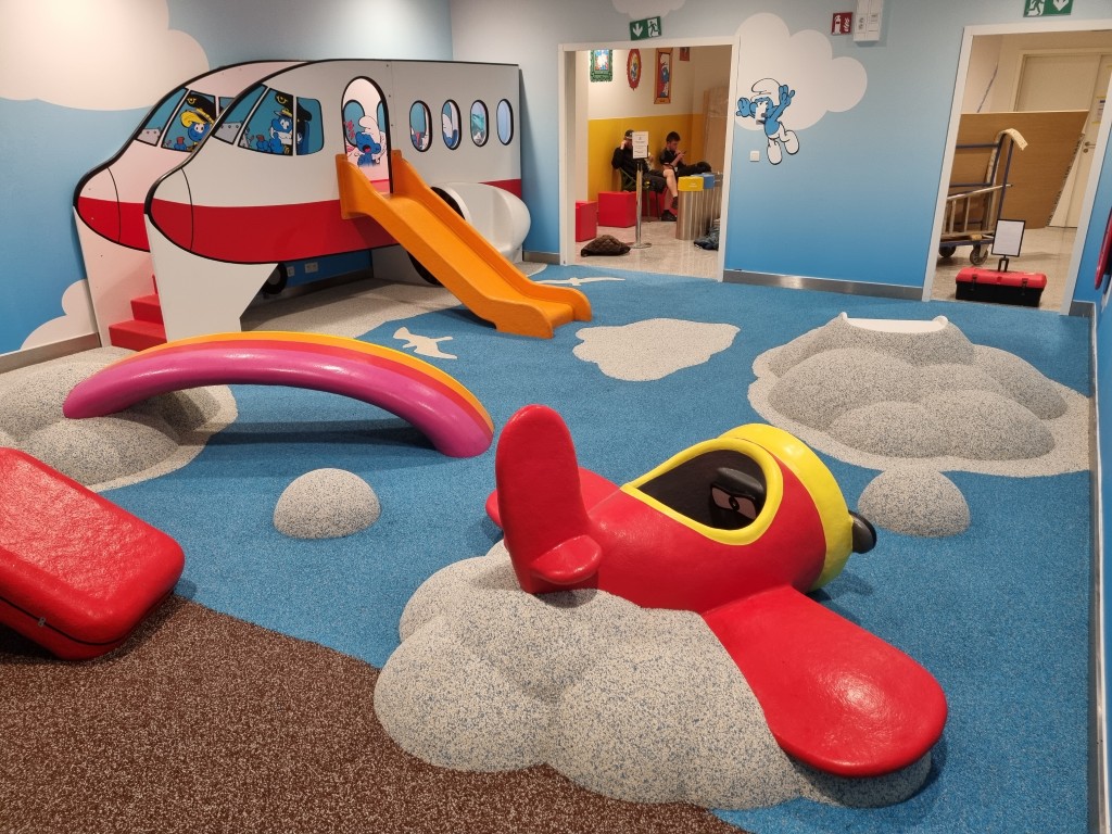 Indoor speeltuin, Brussels Airport, vliegveld, Rodeco, rubbervloer, Bfl-S1, binnenspeeltuin, smurfen
