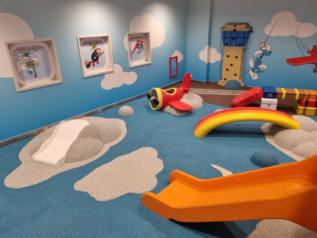 Indoor speeltuin, Brussels Airport, vliegveld, Rodeco, rubbervloer, Bfl-S1, binnenspeeltuin, smurfen