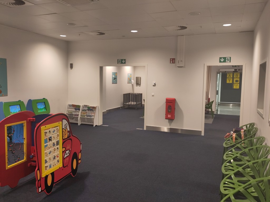 Indoor speeltuin, Brussels Airport, vliegveld, Rodeco, rubbervloer, Bfl-S1, binnenspeeltuin, smurfen