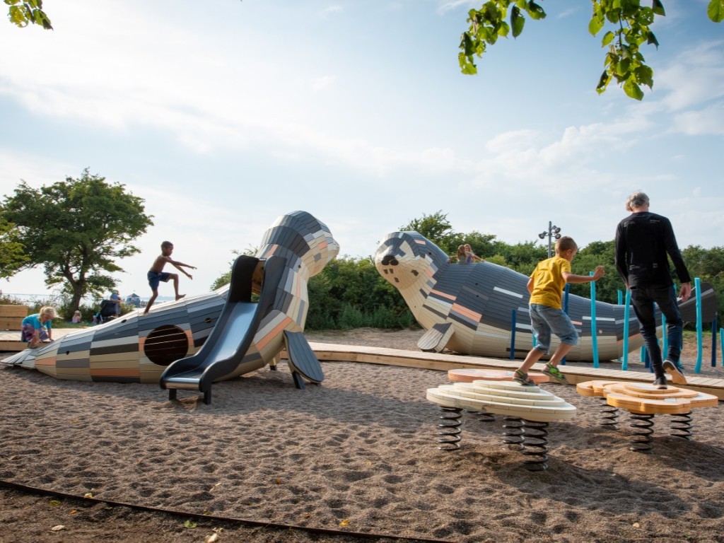 Monstrum artistic playgrounds, speeltoestellen, Denemarken, unieke speeltuin, bijzondere thematische speelplaatsen