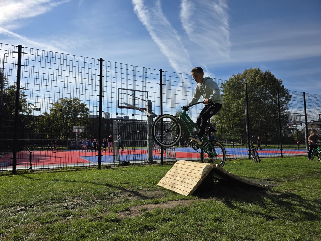 Velopark Bike Playground, pumptrack, fietsparcours elementen, beweegroute door park of stad, sporten en bewegen, bmx en mountainbike parcours