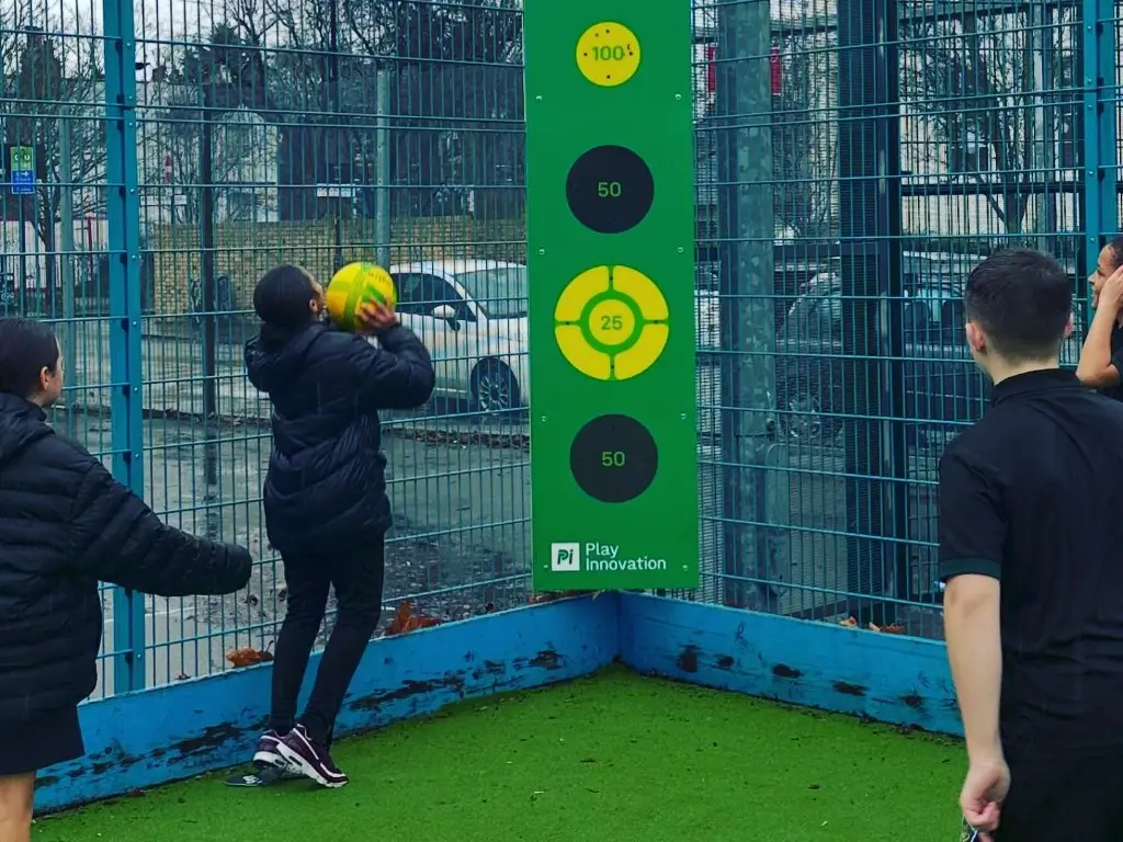 Target Games, speelaanleiding voor schoolplein en sportveld. Latje Trappen, Voetballen, sportspellen, muurspellen.