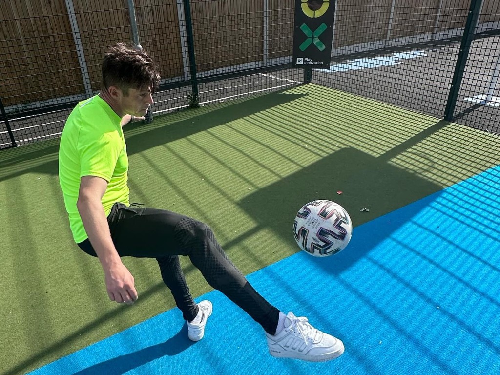 Target Games, speelaanleiding voor schoolplein en sportveld. Latje Trappen, Voetballen, sportspellen, muurspellen.