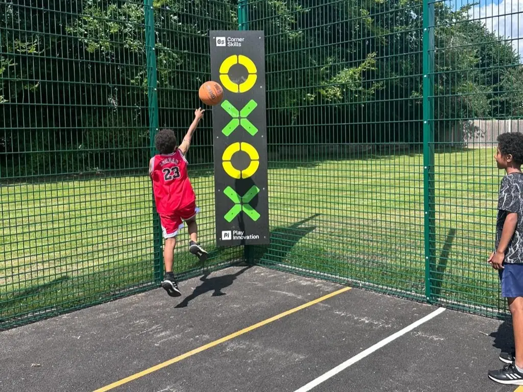 Target Games, speelaanleiding voor schoolplein en sportveld. Latje Trappen, Voetballen, sportspellen, muurspellen.