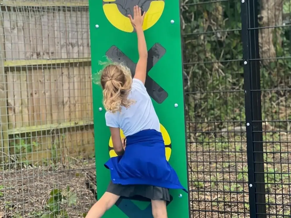 Target Games, speelaanleiding voor schoolplein en sportveld. Latje Trappen, Voetballen, sportspellen, muurspellen.